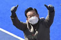 [포토] 충북 충주서 엄지척 하는 이재명 후보