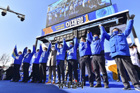 [포토] 당원들과 기념촬영 하는 이재명 후보
