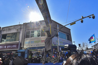 [포토] 충북 충주서 시민과 인사하는 이재명 후보