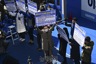 [포토]충북 공약 피켓든 이재명 후보