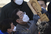 [포토] 유세 마치고 선물 받은 이재명 후보