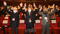 [포토] 만세삼창 하는 윤석열 후보와 전직 여야 국회의장‧의원 