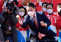 [포토] 수원 시민들께 선보이는 윤석열 어퍼컷