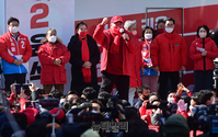 [포토] 수원 윤석열 유세장에 해병대 모자쓰고 오른 김흥국