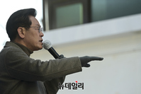 [포토] 원주 찾은 이재명, 문화의거리서 공약 발표