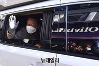 [포토] 강원 원주 유세 마친 이재명, 시민과 인사