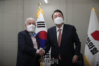 [포토] 짐 로저스 면담하는 윤석열