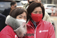 [포토] 최재형 후보 유세 현장서 대화나누는 이소연·나경원