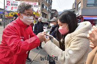 [포토] 종로구민들과 인사 나누는 최재형 후보