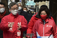 [포토] 세종마을 음식문화거리 유세 현장 향하는 최재형·나경원