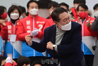 [포토] 인천 연수구 찾은 윤석열, 지지자에 어퍼컷 세리모니