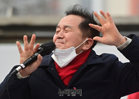 [포토] 윤석열 유세장에 등장한 개그맨 배영만 "2번 맞다고요~"