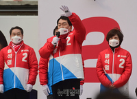 [포토] 윤석열 인천 연수 유세장 찾은 안상수 