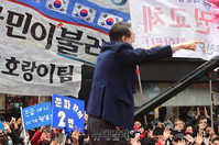 [포토] 부평 윤석열 유세장에 등장한 文 지지자 "문파라서 2번"