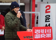 [포토] 윤석열 유세 연단에 오른 北피격 사망 공무원 유족