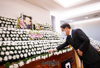 [포토] 이어령 전 장관 빈소 조문하는 이재명 대선후보