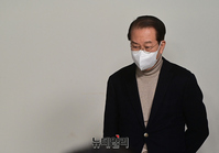 [포토] 尹-安 단일화 긴급기자회견 참석한 권영세 본부장