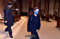 [포토] 기자회견장 나서는 김부선-장영하