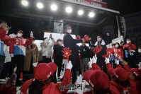 [포토] 춘천서 어퍼컷 세리모니 선보이는 윤석열