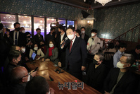 [포토] 자영업자들 만난 윤석열 국민의힘 대선 후보