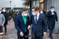 [포토] 마포서 손잡은 이재명-김동연, 정책연대 선언