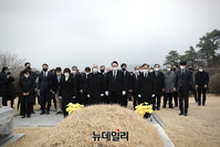 [포토] 독립운동가 묘역 참배하는 윤석열-최재형