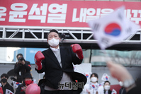 [포토] 신촌서 어퍼컷 세레모니 하는 윤석열 국민의힘 대선후보 