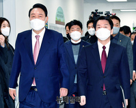 [포토] 소통관으로 들어서는 윤석열·안철수
