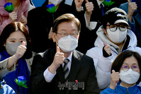 [포토] 기념촬영 하는 이재명 대선후보