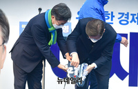 [포토] 김동연 새로운물결 대표에게 신발 선물 받은 이재명 후보 