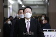 [포토] 사전투표장 들어서는 윤석열 국민의힘 대선후보