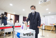 [포토] 사전투표하는 이재명 민주당 대선후보