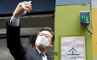 [포토] 투표 인증샷 찍는 이재명 민주당 대선후보