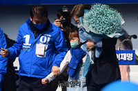 [포토] 꽃다발 받는 이재명 대선후보