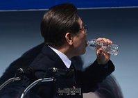 [포토] 물 마시는 이재명
