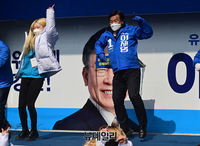 [포토] 유세단 율동에 맞춰 춤추는 윤호중 원내대표