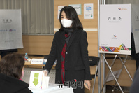 [포토] 사전투표 하는 윤석열 후보 아내 김건희 씨