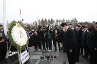 [포토] 부산 유엔기념공원 찾은 윤석열 국민의힘 대선후보