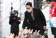 [포토] 부산 사상구서 지지자들 손 잡아주는 윤석열 후보