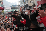 [포토] 구포시장 찾은 윤석열 '단디 하겠습니다!'