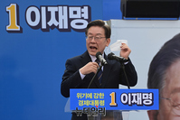 [포토] 유세 직전 마스크 벗는 이재명 대선후보