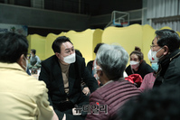 [포토] 윤석열, 유세 마치자마자 '울진' 찾아 주민 위로