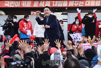 [포토] 경기 이천서 어퍼컷 세리모니 선보이는 윤석열