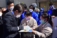 [포토] 어린이에게 사인해주는 이재명