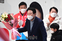 [포토] 꽃다발 받은 윤석열