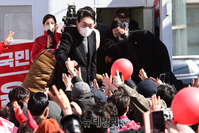 [포토] 시민들과 인사하는 윤석열