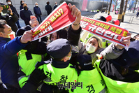 [포토] 윤석열 유세장에 등장한 사드반대 좌파 단체 회원들