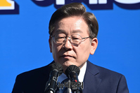 [포토] 선거전 마지막 주말 유세, 생각에 잠긴 이재명 후보