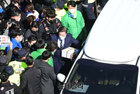 [포토] 지지자 선물 받고 차량 향하는 이재명