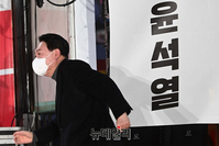 [포토] 부천역 유세장에 등장한 윤석열 대선후보